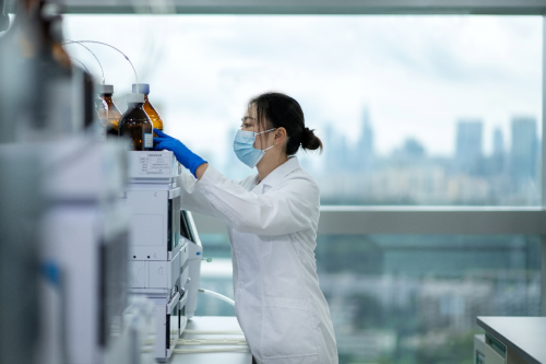 　　(悦刻研究人员在实验室工作)