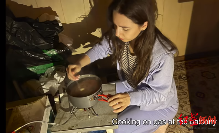 ↑塔雅正在煮饭 截图自Taya Ukraine
