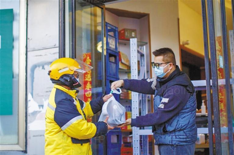 美团外卖小哥在商户门店取货.