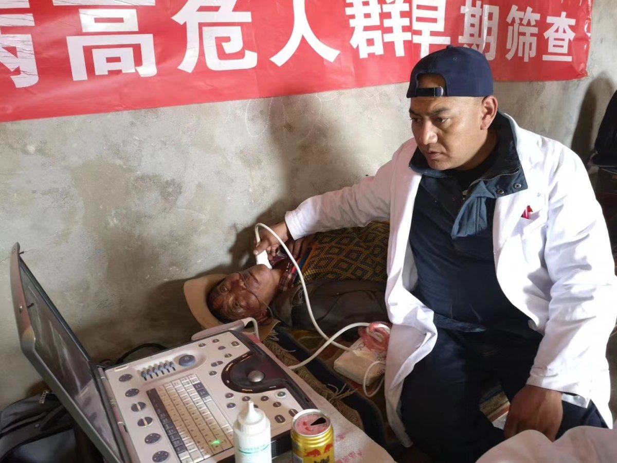　　(图：援藏医生下乡义诊)
