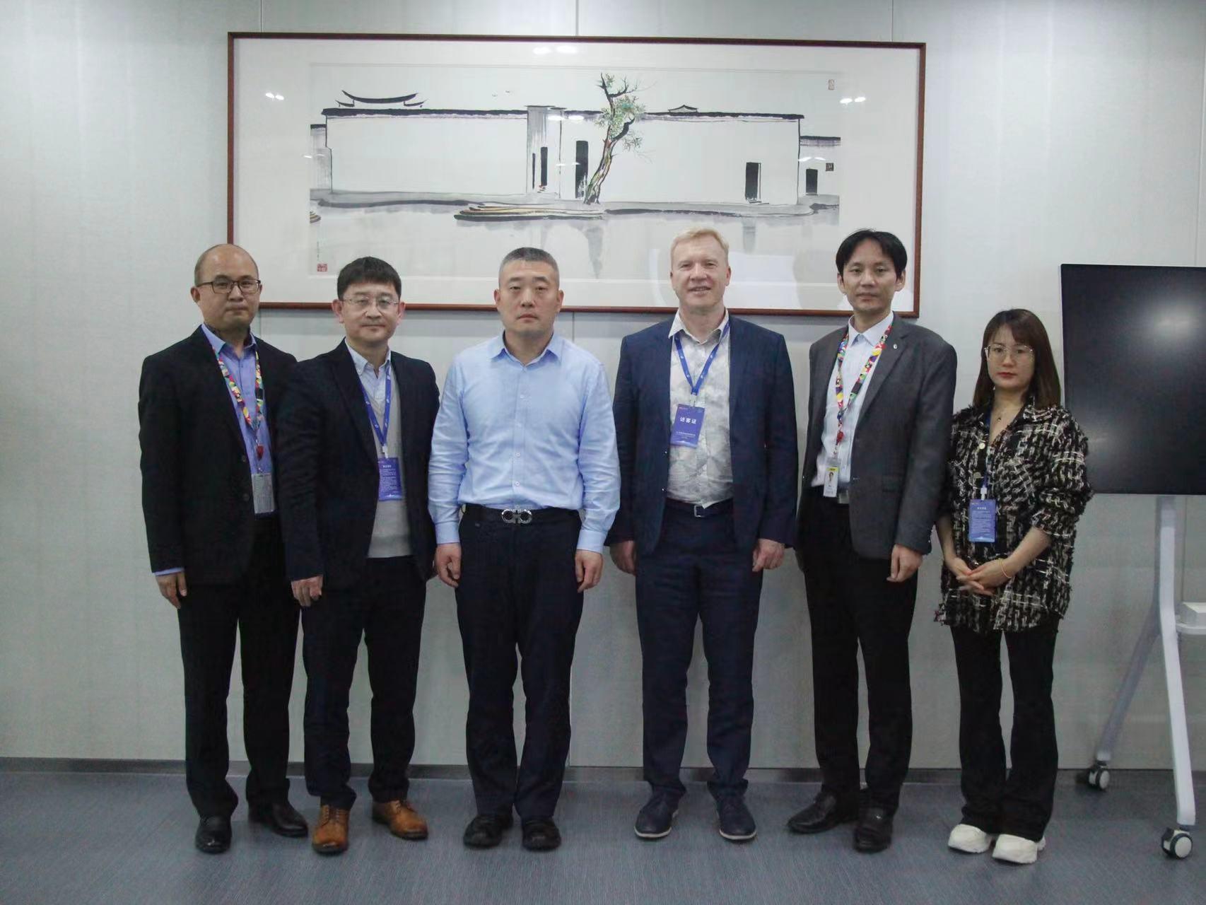 　　T?V莱茵代表团拜访TCL华星CEO赵军