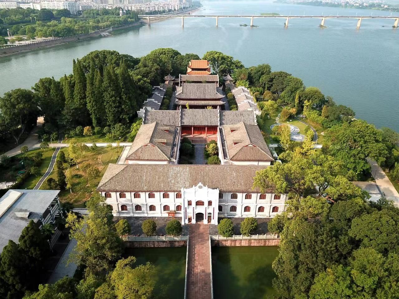 开讲啦!在白鹭洲书院同鸿儒谈笑往来