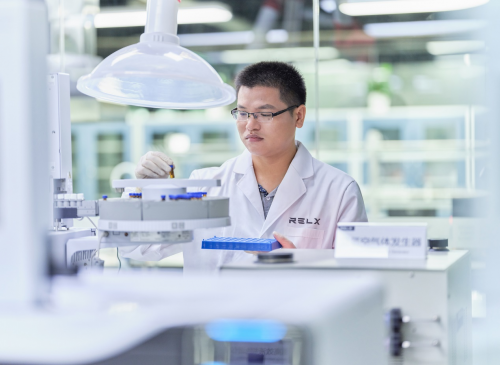 　　(雾芯科技研究人员在进行产品检测)