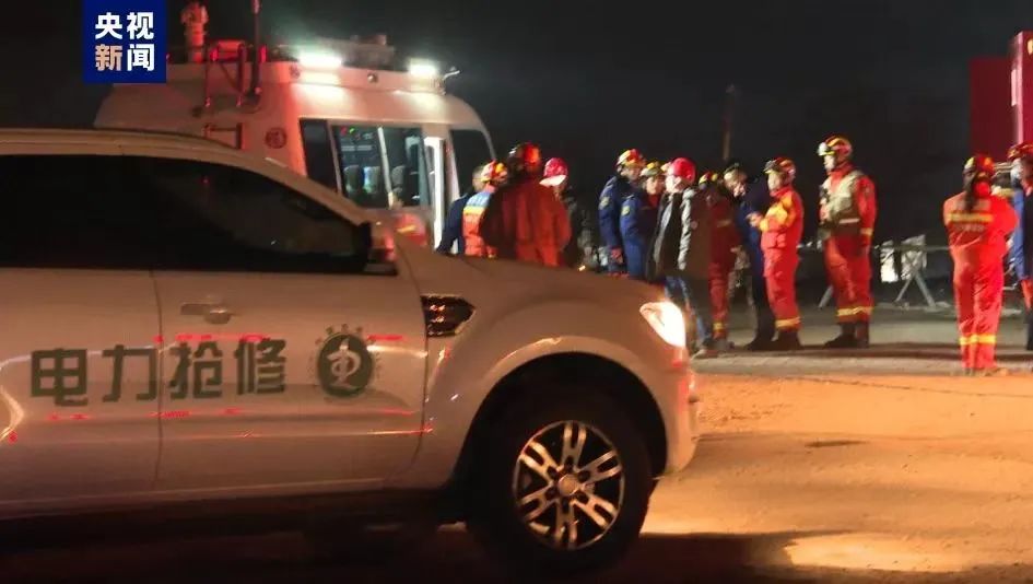 现场搜救画面（央视新闻视频截图）