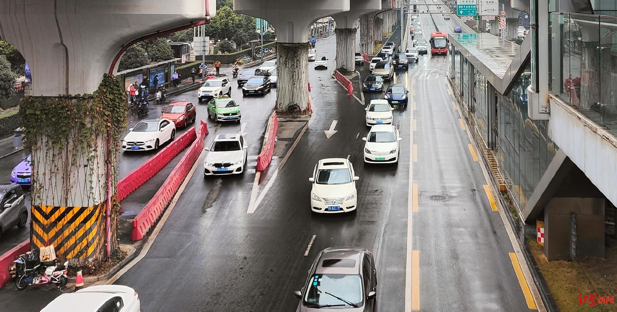 ▲部分路段公交车道“空闲”