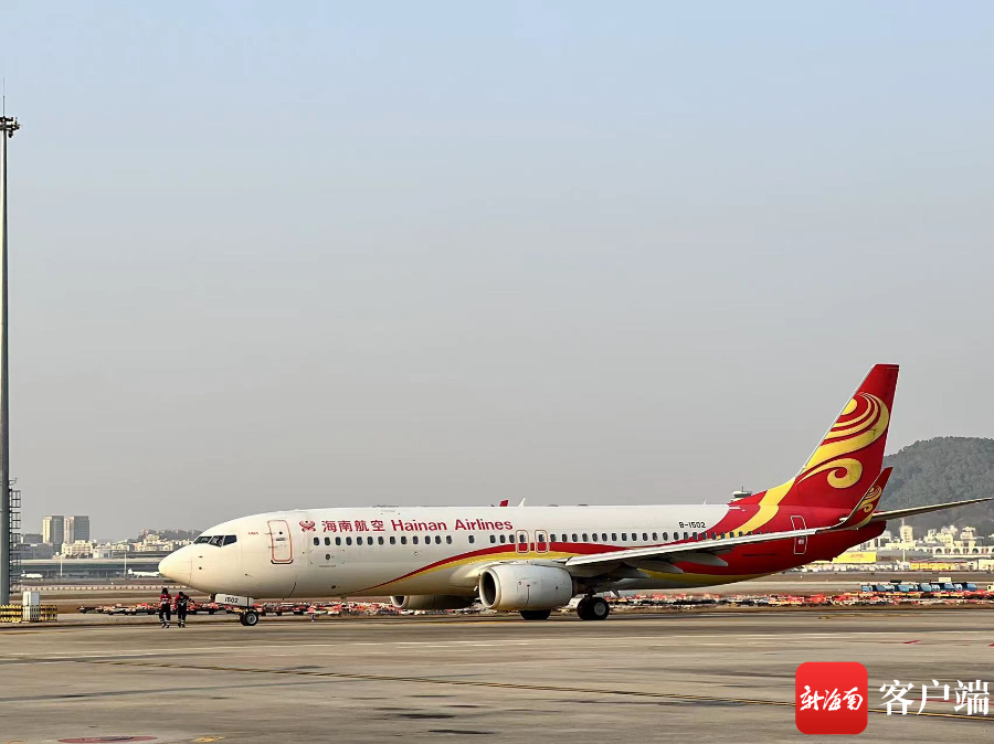 海南航空深圳64金边首班飞机准备起飞.海南航空供图