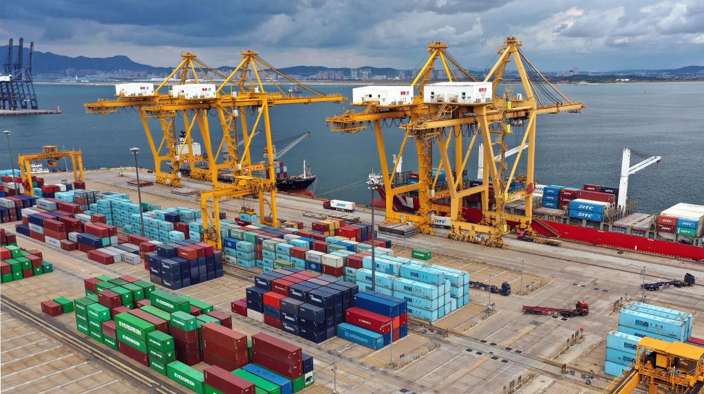 在辽宁省大连市辽宁港口集团大连港集装箱码头,货轮在装卸集装箱.