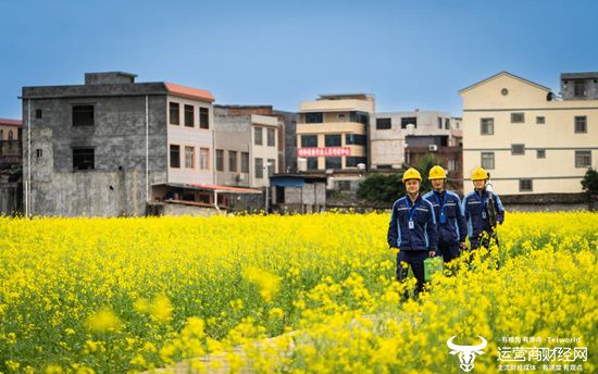 移动智慧家庭工程师奔走在大街小巷和田间地头为百姓安装千兆宽带。区弘哲摄