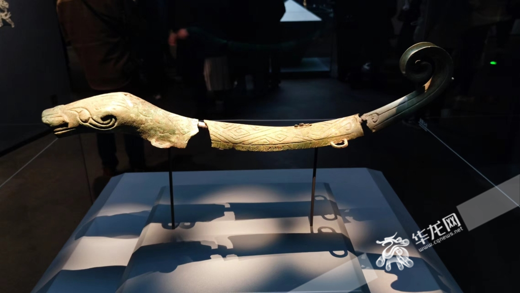 三星堆博物馆展出的青铜蛇.华龙网-新重庆客户端 梁浩楠 摄