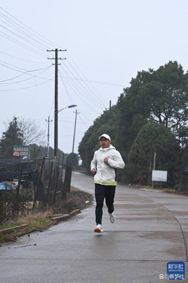 2月24日,罗书坚在浙江省金华市婺城区罗店镇三甲山村跑步训练.