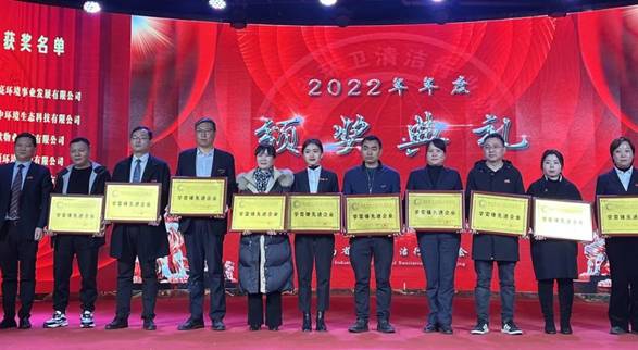 　　▲ "学雷锋先进企业"奖(右三)