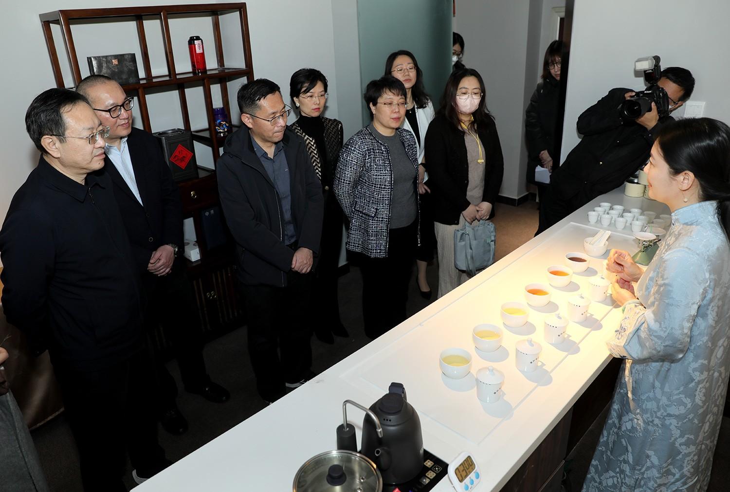 　　评茶师田紫琳介绍茶的等级审评