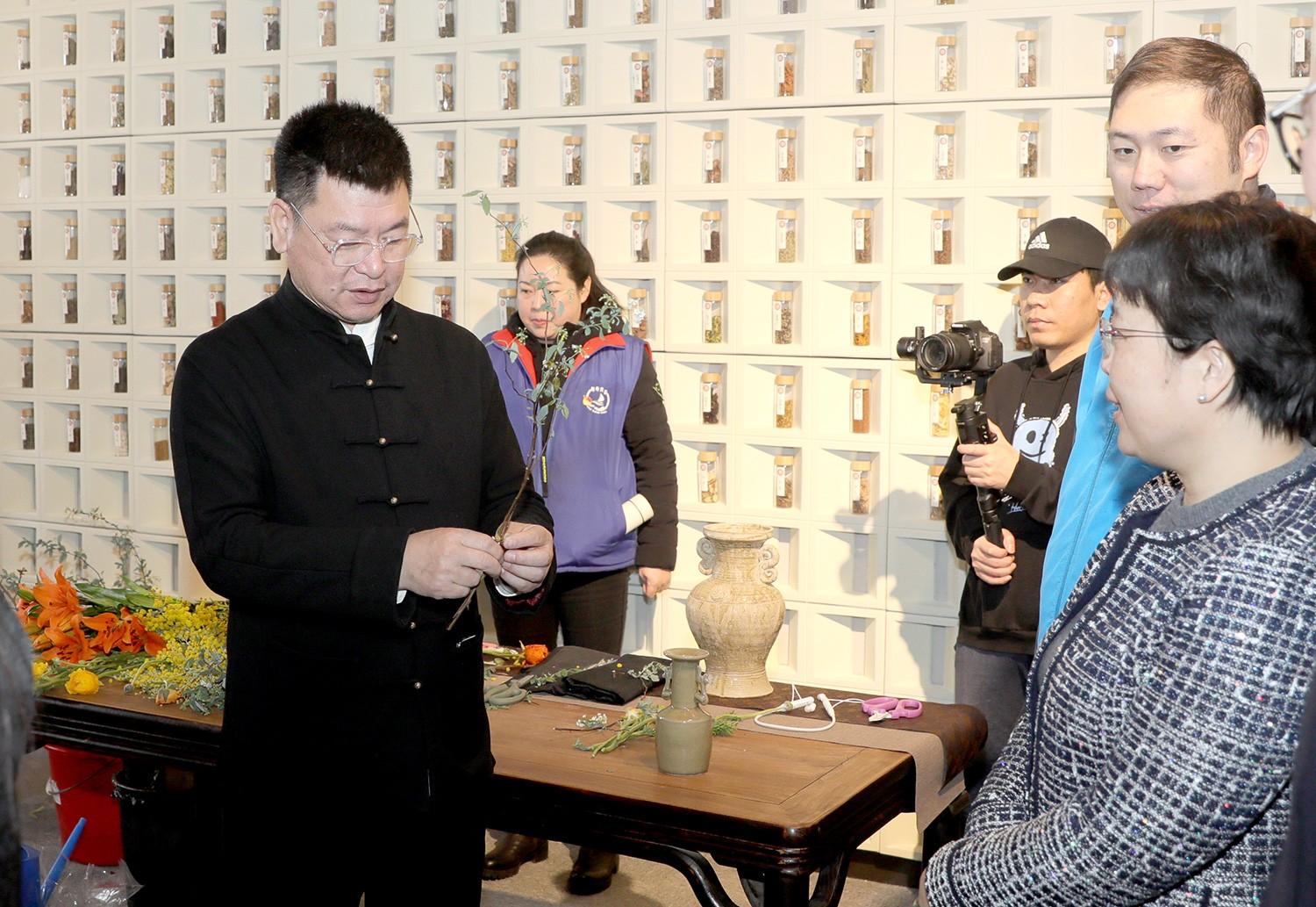 　　非遗传承人张超介绍传统插花