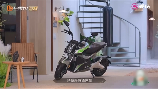 　　图:爱玛造梦师《披荆斩棘2》哥哥同款车型