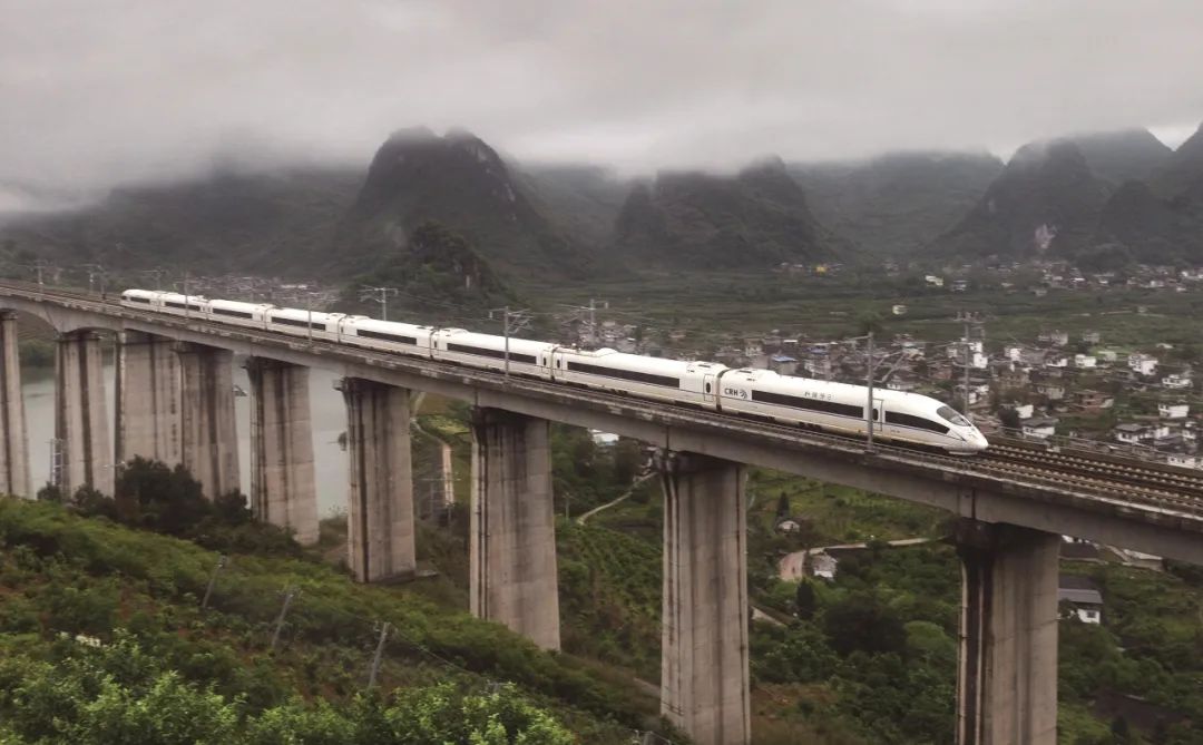 贵广高铁线上运行的crh3c型动车组