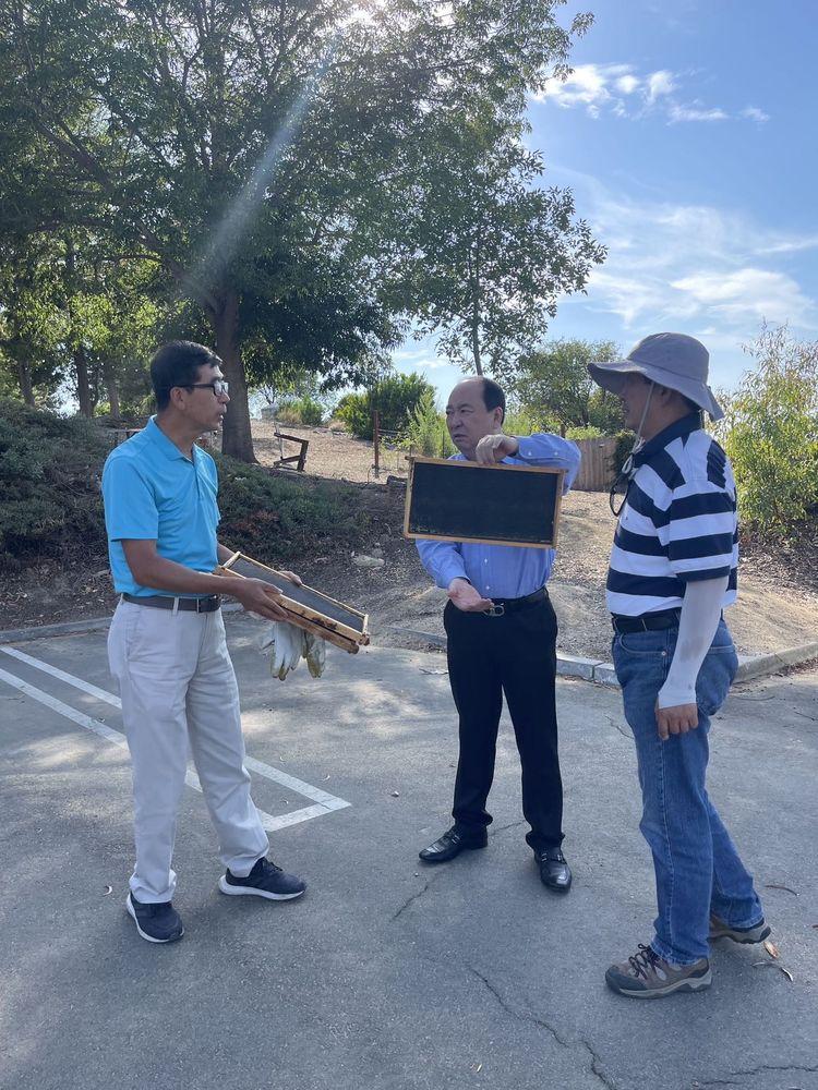 　　左边彭云龙，中间范若松