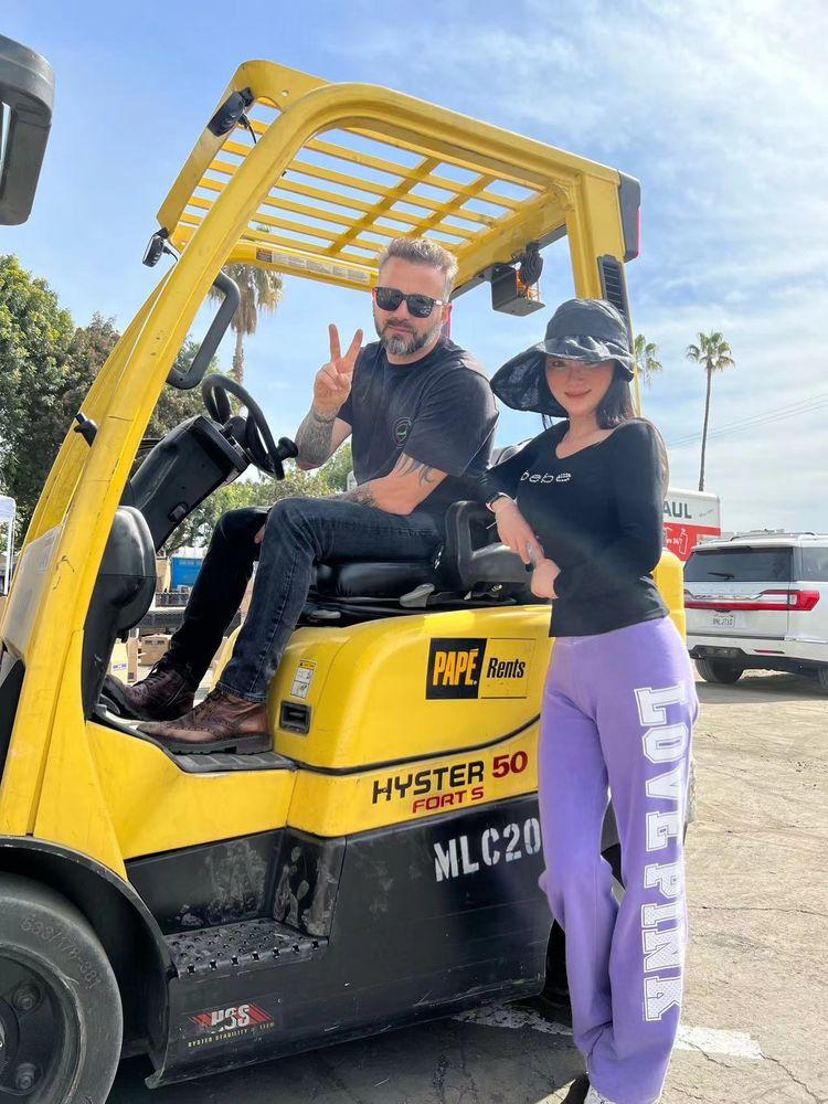 　　左边是Koch, 他提供了物资接收点，右边是Sophie，所有筹款海报设计都是她完成的