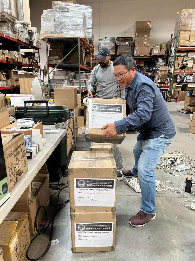 　　吴东权去取手电筒