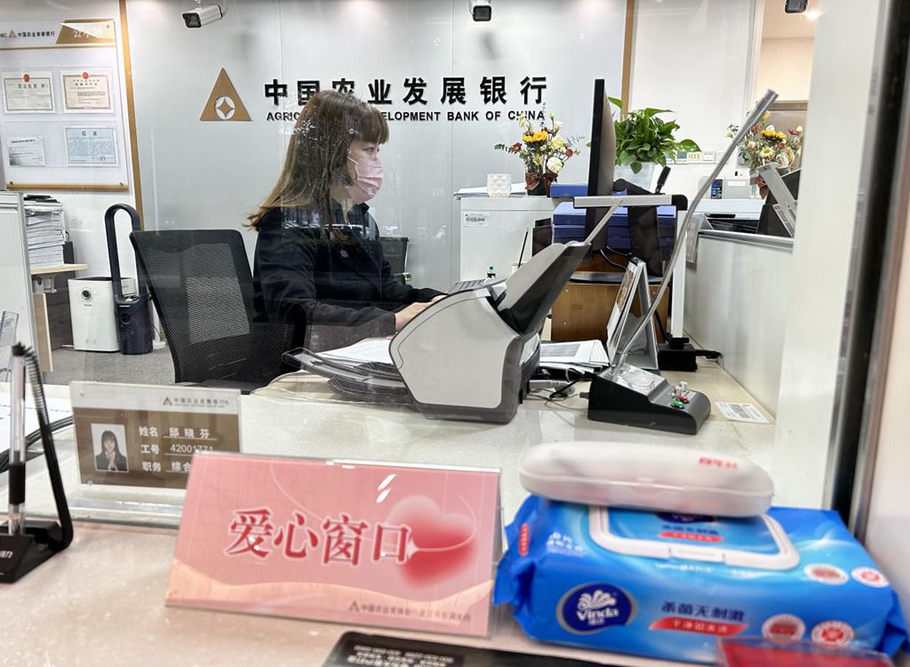 图为方便客户办理业务专门设置的爱心窗口和客户操作台