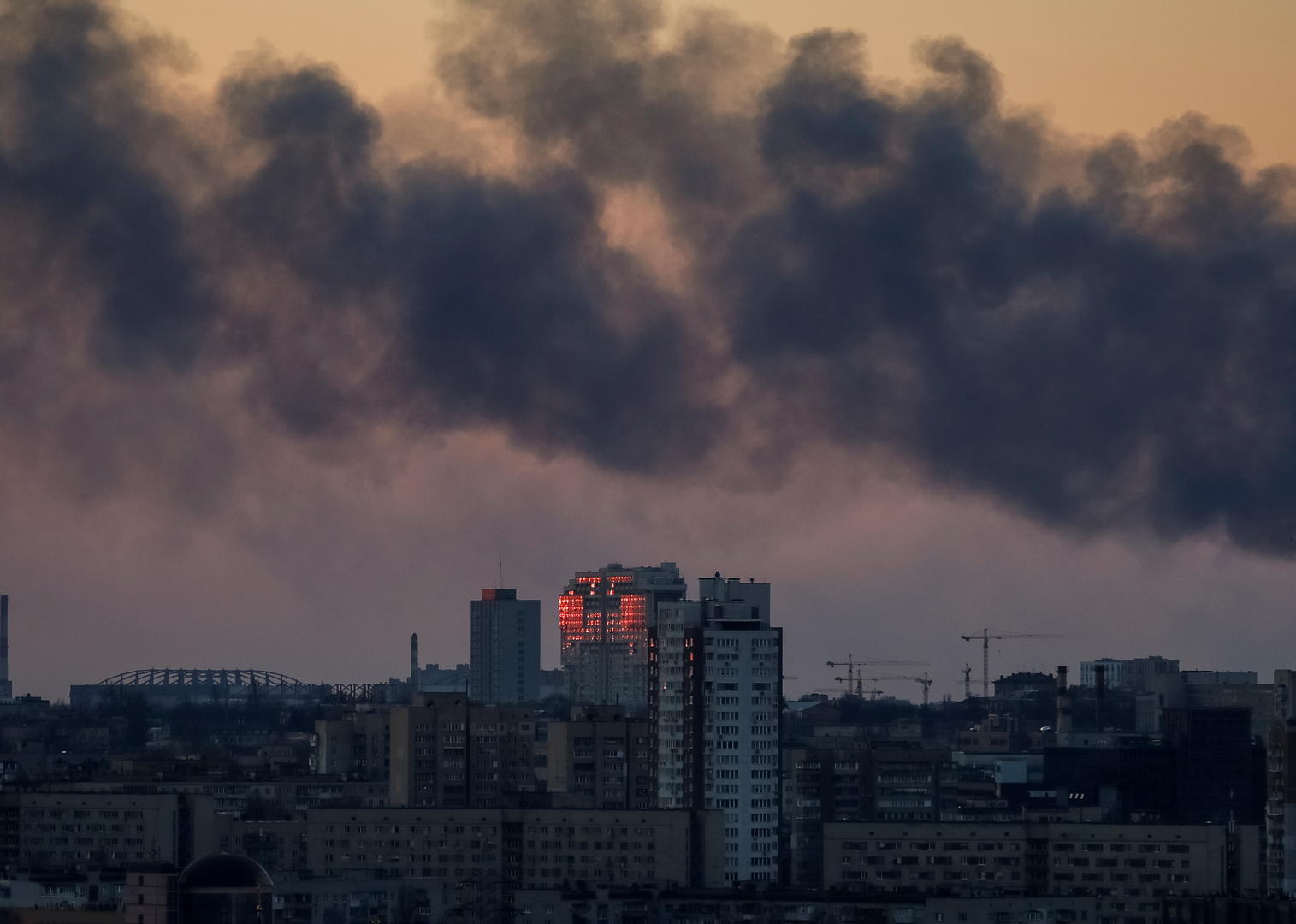 ↑2022年3月17日，俄乌冲突持续，乌克兰基辅附近浓烟滚滚 图据IC photo