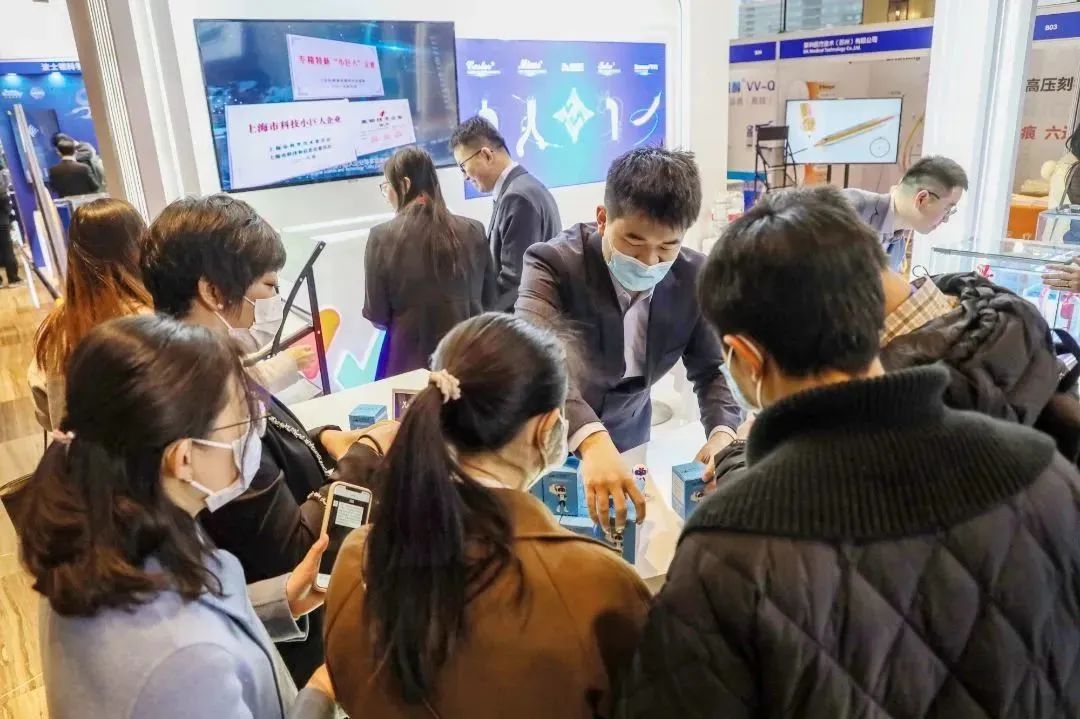 ▲ 观众在心脉医疗™展台进行沟通交流