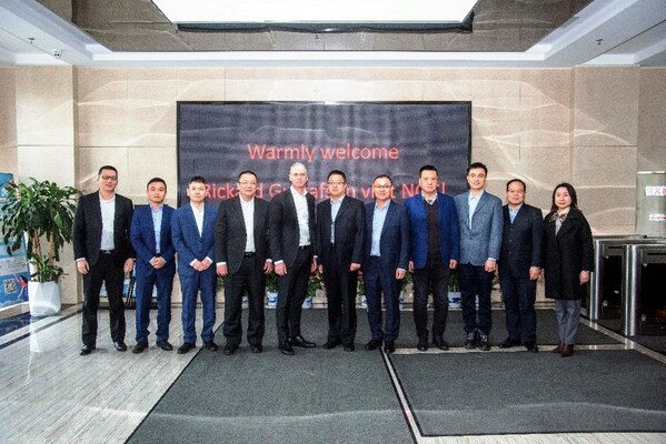 　　斯凯孚总裁兼首席执行官Rickard Gustafson(左五)，南高齿集团总裁胡吉春(右六)及双方高层团队合影