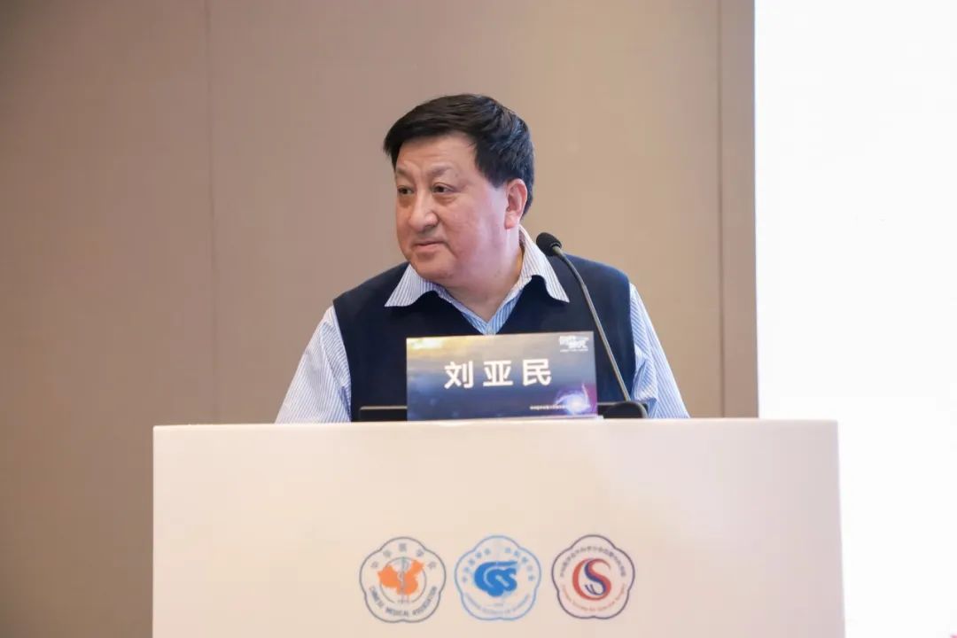 ▲ 刘亚民教授针对Castor®分支型支架进行分享