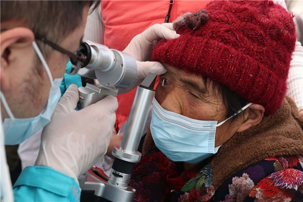 　　东鹏特饮·韩红爱心复明中心