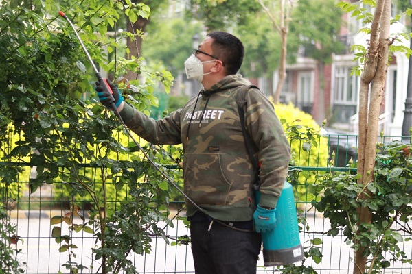 　　周昆在浇水。 受访者供图