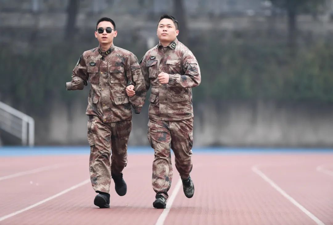 2020年1月2日，“排雷英雄战士”杜富国（左）和战友在陆军军医大学操场上跑步。新华社记者 王全超 摄