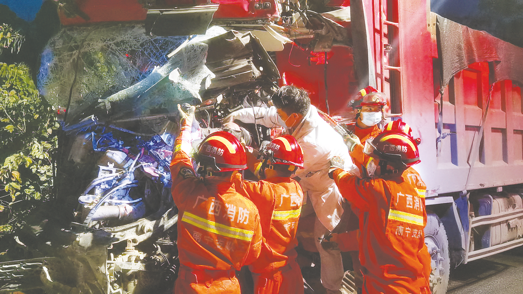 &nbsp;&nbsp;&nbsp;&nbsp;消防救援人员与医护人员协力救助被困伤员