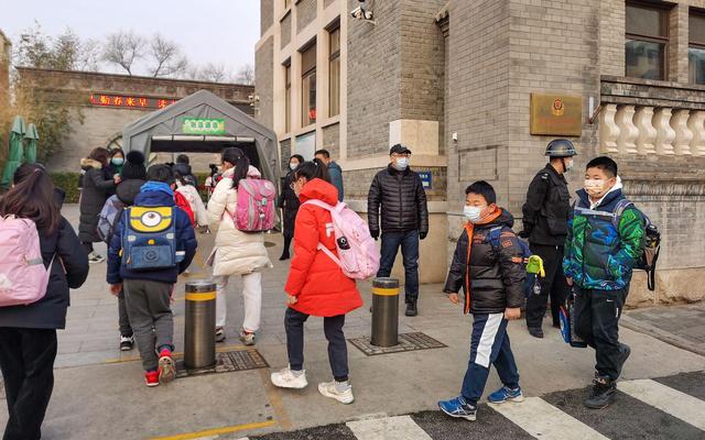 北京学生有序进入校园。图/视觉中国