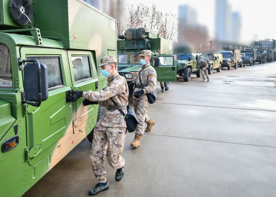 出发!火箭军某部紧贴实战组织车辆装备拉动