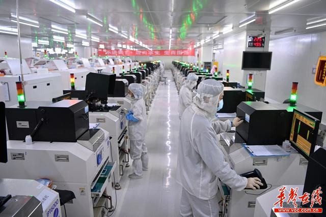 湘能华磊光电股份有限公司是湖南省唯一一家LED外延、芯片、应用产品全产业链企业。  本组图片均由李健 摄