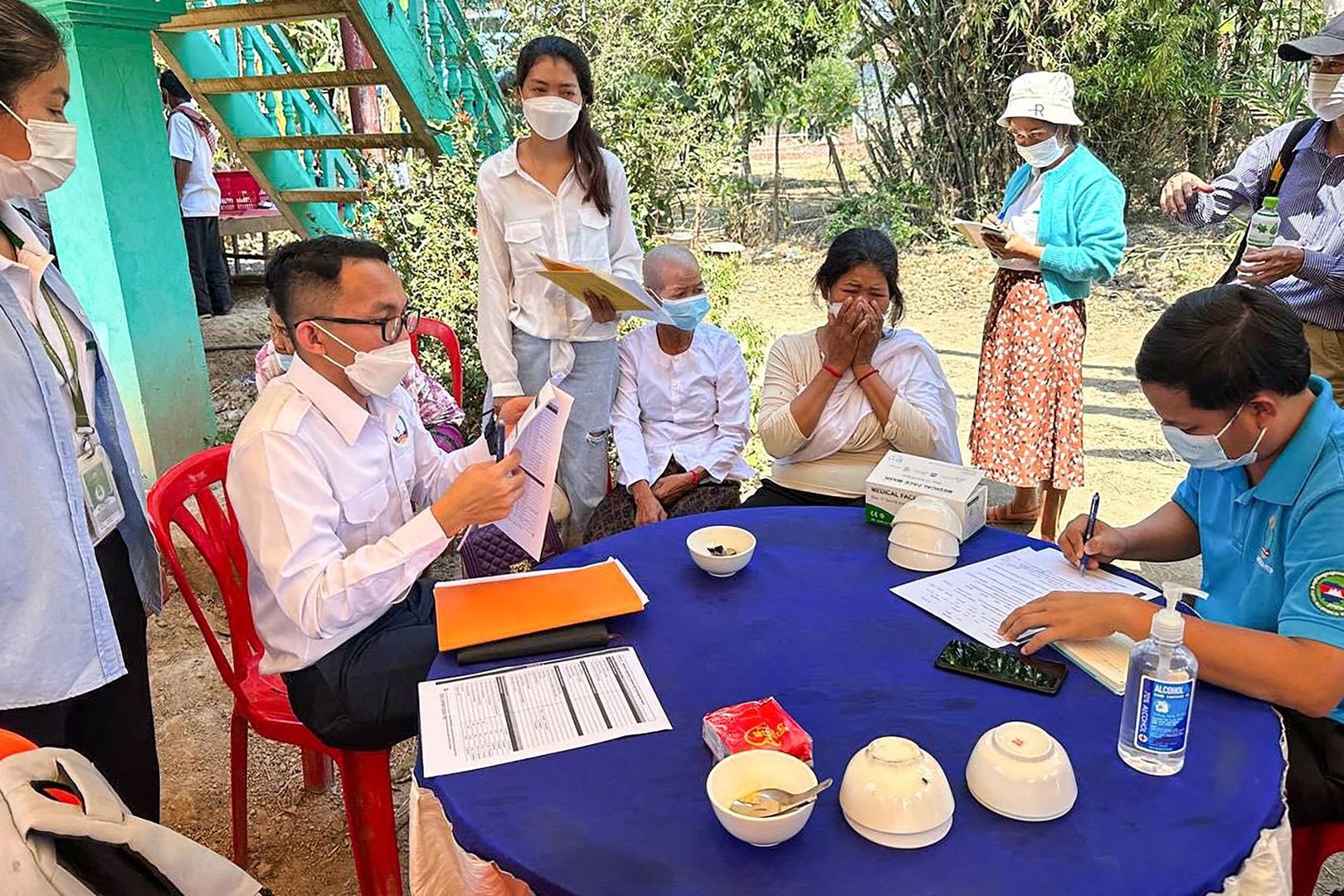 2月23日，柬埔寨波罗勉，专家向村民宣传H5N1病毒的威胁。据视觉中国