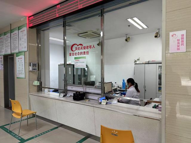 涉事医院已在院内多个较低位置的业务窗口前添置座椅并拆除玻璃挡板。新京报记者 李阳 摄
