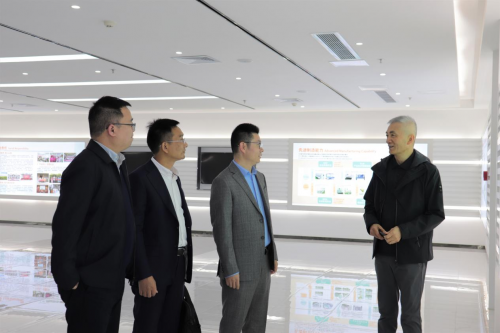 　　悦快闪充一行参观飞毛腿