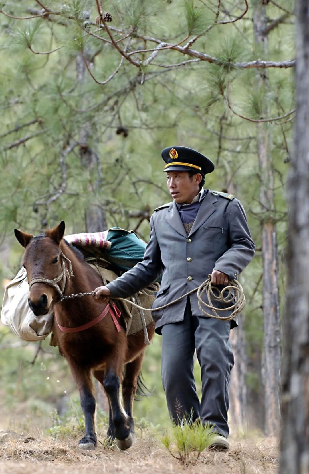 2005年1月12日，四川凉山彝族自治州木里藏族自治县的马班邮递员王顺友走在邮路上。新华社记者 陈凯 摄