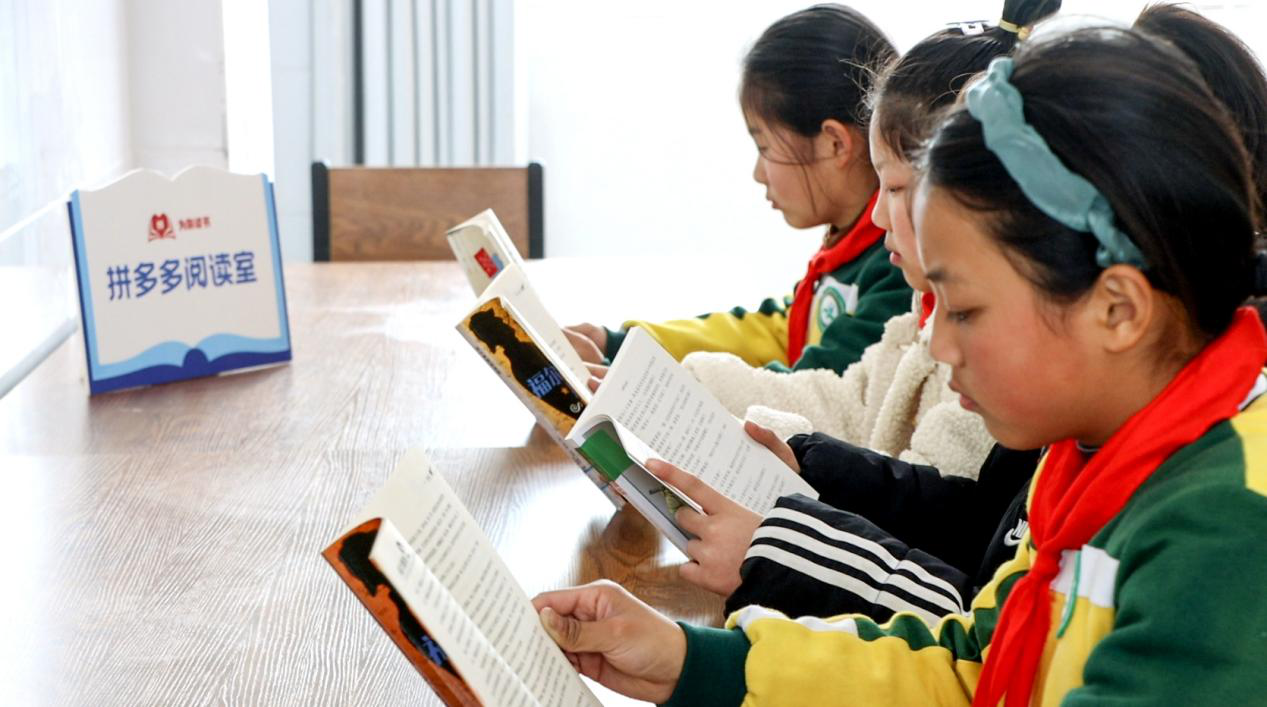 徜徉于书海,是余庄小学五(2)班的王熠晴的日常爱好之一.董旭&nbsp;摄