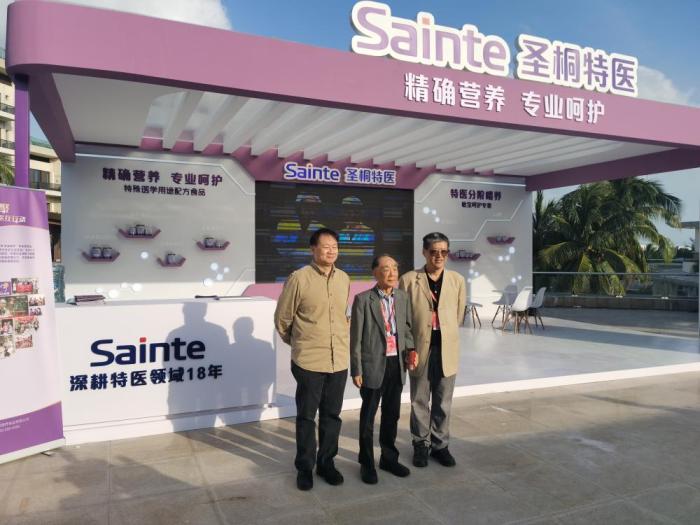 　　(圣桐特医董事长查峰和陈君石院士合影)