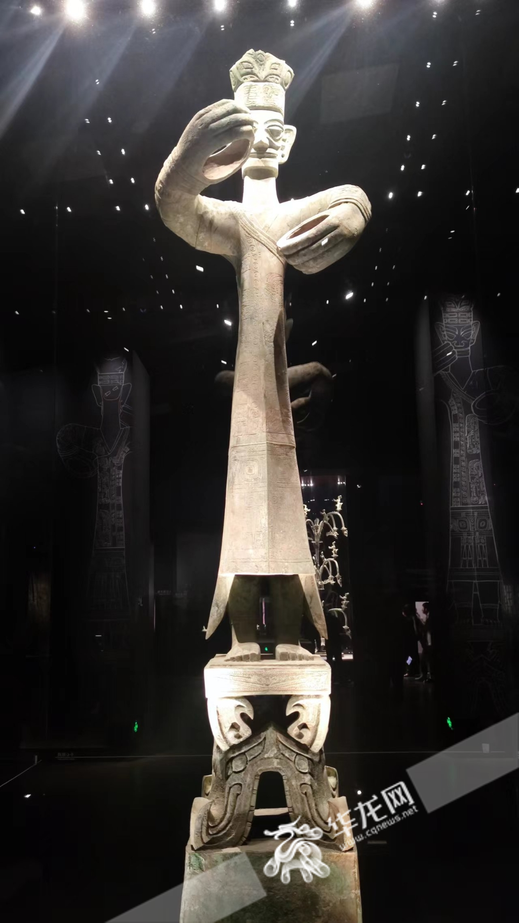三星堆博物馆展出的铜大立人像.华龙网-新重庆客户端 梁浩楠 摄