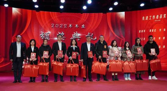 　　▲ 先进工作者(右边五位)