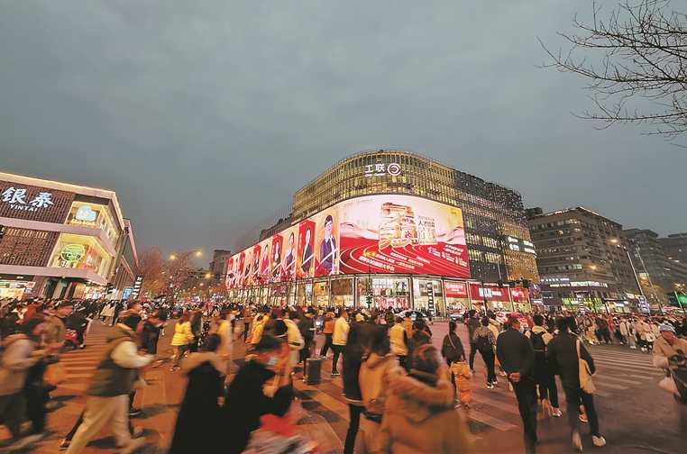夜晚的湖滨商圈人来人往,热闹非凡.杭州日报记者 步恩撒 摄