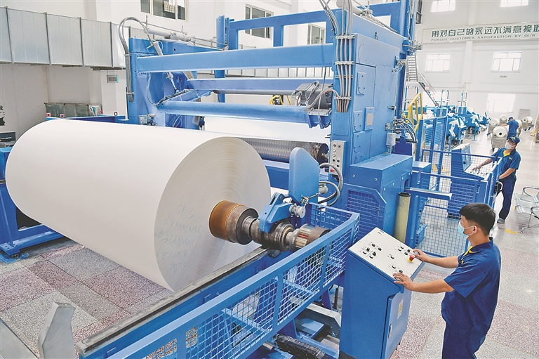 牡丹江恒丰纸业股份有限公司生产车间. 侯啸摄