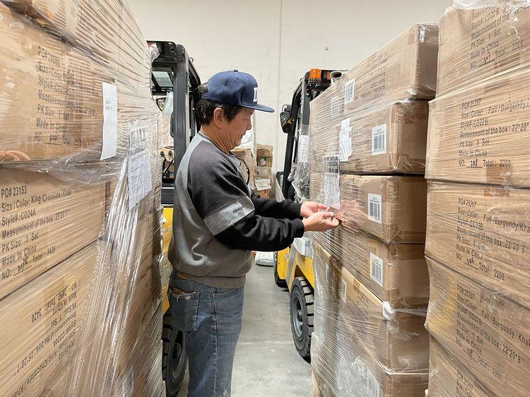 　　大连理工大学南加州校友会会长宋小奇在贴标签