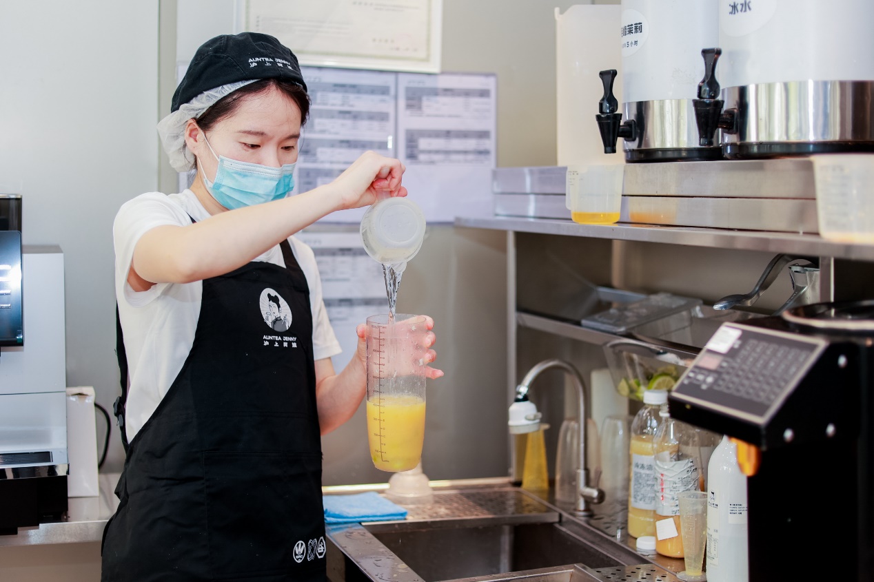 　　沪上阿姨鲜果茶制作过程