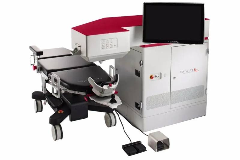 　　(强生眼力健“Catalys白力士”飞秒激光白内障手术设备)