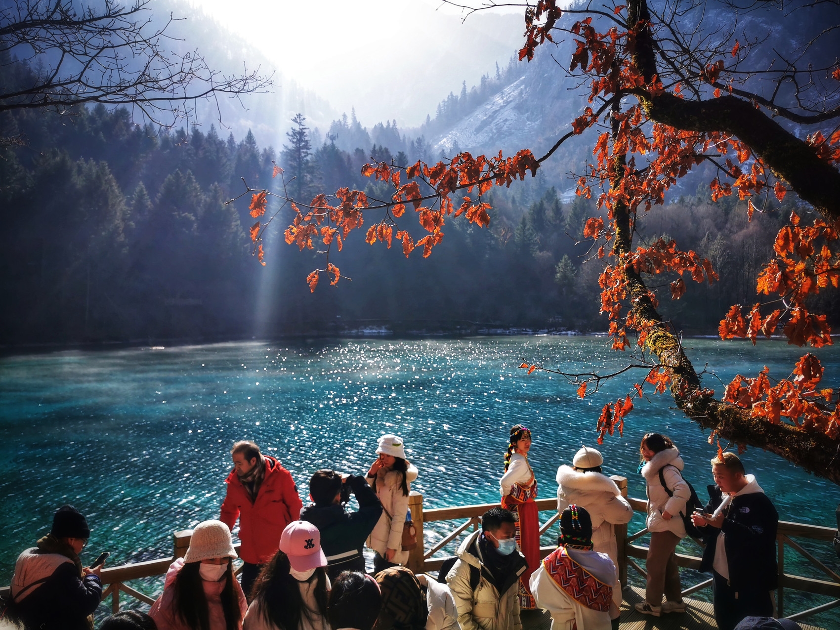 游客在九寨沟五花海前拍照打卡(梁枫 摄)