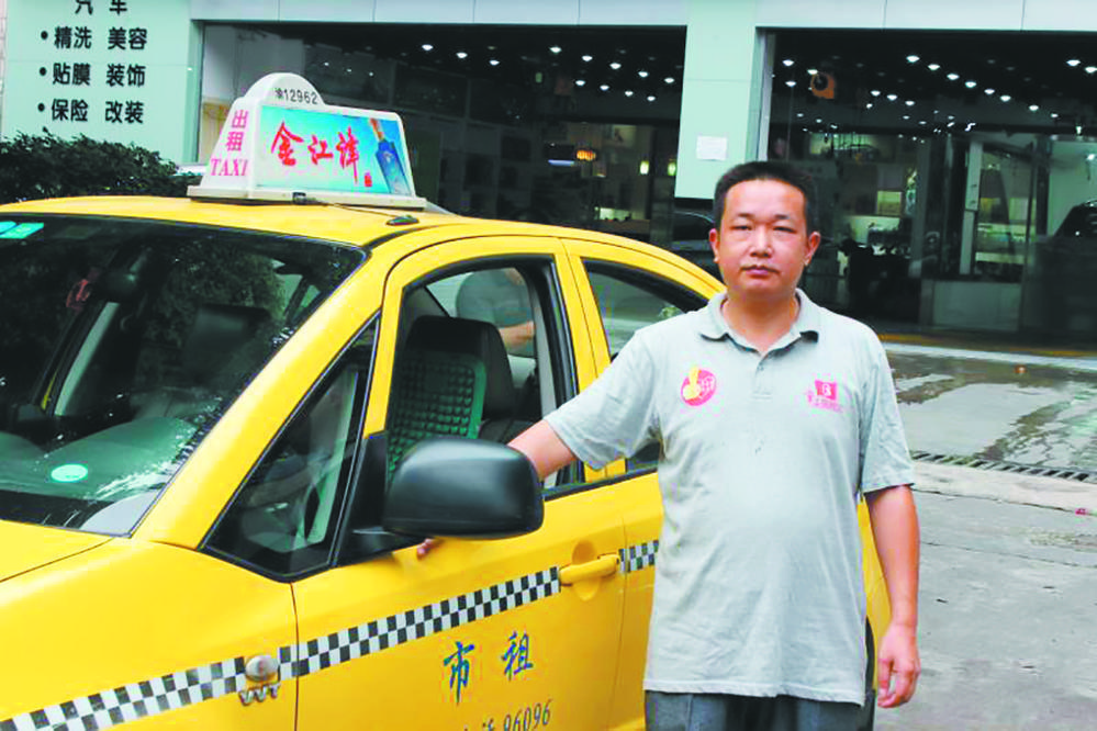 雨中等车时遇到重庆热心出租车司机,不仅免了他们车费,还