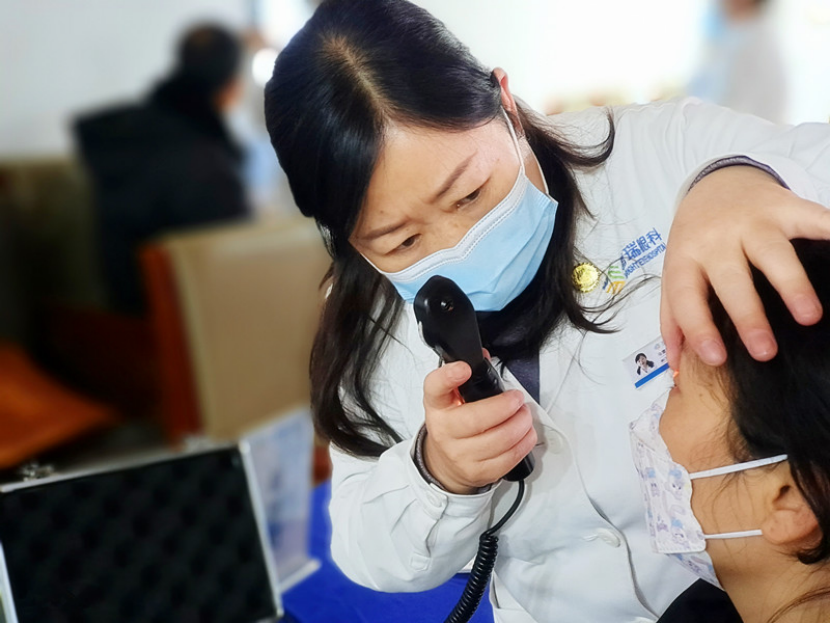 　　兰州普瑞眼视光医院马雪英院长为文物工作者看诊